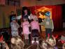 V tělocvičně jílovské základní školy děti viděly divadelní představení, od Mikuláše dostaly sladkou odměnu a poté se v průvodu vydaly na náměstí. (1. prosince 2007) 